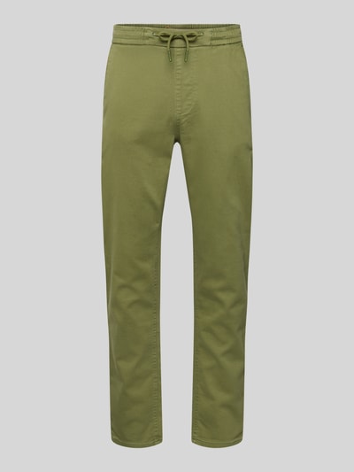 Produktfoto, Slim Fit Stoffhose mit Eingrifftaschen Modell 'Thunder' von Blend, bawełniany materiał w kolorze oliwkowym, krój slim fit, elastyczny ściągacz w pasie ze sznurkiem, skośne kieszenie, tylne kieszenie, szerokość w rozmiarze M 42 cm, długość nogawki wewnętrznej w rozmiarze M 75 cm