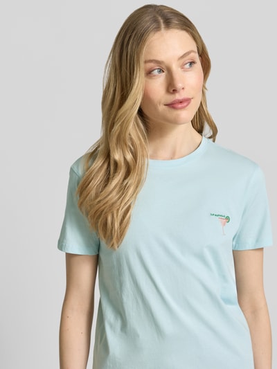 Modelka kobieca ma na sobie T-Shirt mit Motiv-Stitching od Jake*s Casual, bawełna, krój regular fit, jasnoniebieski, dekolt okrągły, długość tyłu w rozmiarze S: 61 cm, zbliżenie na górną część ciała z przodu.