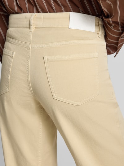 Frauenmodel trägt Relaxed Fit Jeans Modell 'Melly' von OPUS PANTS in Beige mit sichtbarer Struktur, Baumwoll-Mix mit Stretch-Anteil, Detailaufnahme Rückansicht.