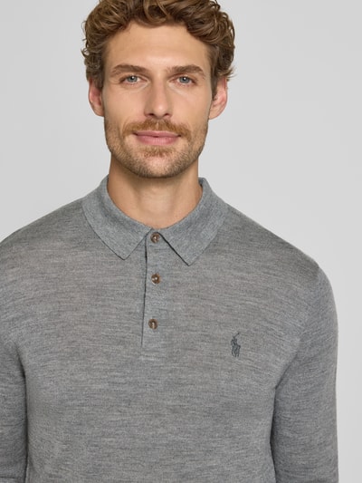 Männermodel trägt Regular Fit Pullover aus reiner Wolle von Polo Ralph Lauren in Grau mit feiner Struktur, Nahaufnahme Oberkörper, Herren Pullover von Polo Ralph Lauren.