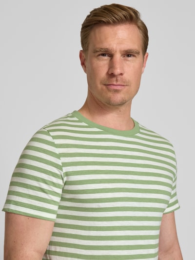 Männermodel trägt Regular Fit T-Shirt aus reiner Baumwolle von s.Oliver RED LABEL, Optik:Allover-Muster, gestreift, Nahaufnahme Oberkörper.