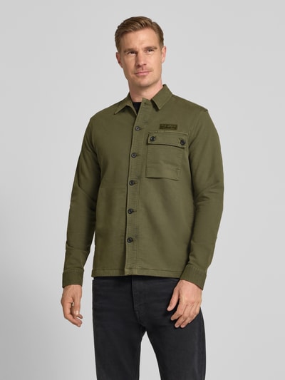 Männermodel trägt Regular Fit Hemdjacke mit Kentkragen und Label-Stitching von PME Legend, mix van katoen en lyocell, borstzak, regular fit, olijfgroen, borstwijdte 56 cm, ruglengte 74 cm, schouderbreedte 44 cm, mouwlengte 68 cm, Ganzkörperansicht von vorne.