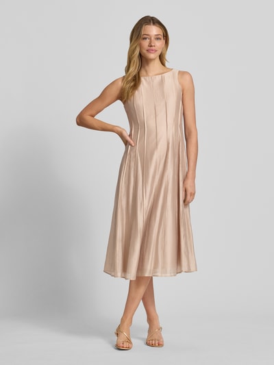 Frauenmodel trägt Cocktailkleid mit Rundhalsausschnitt von Christian Berg Cocktail in zartem Beige, A-Linie, glatte Lyocell-Mix-Textur, Midilänge, Ganzkörperansicht von vorne.
