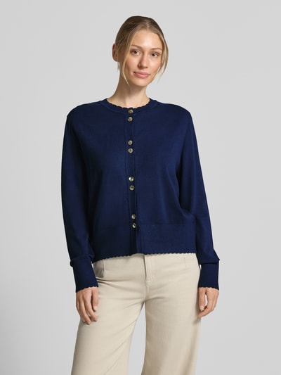 Frauenmodel trägt Cardigan aus Viskose-Mix von MORE & MORE in Dunkelblau, Strick-Optik, Rundhalsausschnitt, Knopfleiste, Nahaufnahme Oberkörper.