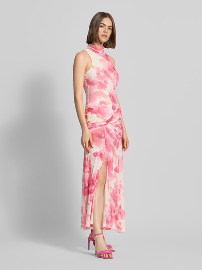 Frauenmodel trägt Cocktailkleid im Allover-Look mit Knotendetail von Bardot in Rosa, Material-Mix mit Stretch-Anteil, Figurbetont, Maxikleid, Stehkragen, Rückenlänge 135 cm, Brustweite 24 cm, Ganzkörperansicht von vorne.