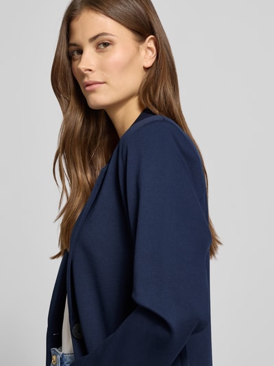 Modelka prezentuje Regular Fit Blazer mit Viskose-Anteil Modell 'Nanni' od FREE/QUENT, granatowy, krój regular fit, ujęcie z boku, zbliżenie na górę sylwetki, materiał elastyczny, szerokość w rozmiarze S: 50 cm, długość tyłu 61 cm, długość rękawa 56 cm