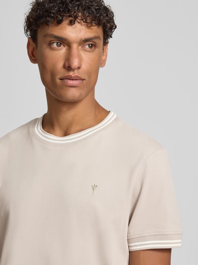 Männermodel trägt T-Shirt mit Kontraststreifen Modell 'Jose' von JOOP! Collection aus Baumwoll-Elasthan-Mix, Regular-Fit, Nahaufnahme Oberkörper.
