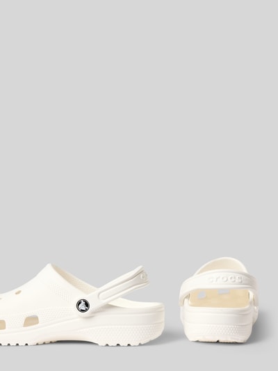 Productfoto, Clogs met labeldetail van Crocs in beige met afgeronde punt, comfortmodel en verstelbaar riempje, hakhoogte 4 cm, maat 39/40.
