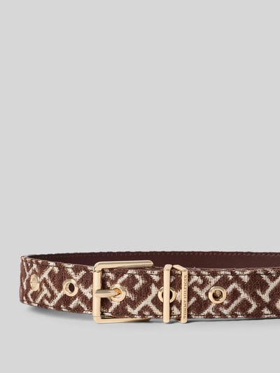 Produktfoto, brauner Gürtel mit Allover-Muster und goldener Schnalle, strukturierte Oberfläche, Gürtel mit Allover-Muster von Tommy Hilfiger, Damen Gürtel von Tommy Hilfiger