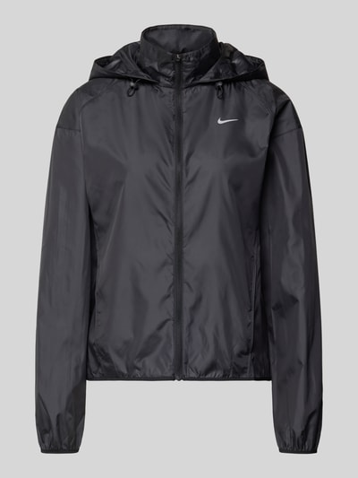 Produktfoto, schwarze Trainingsjacke mit Logo-Print Modell 'Tempo' von NIKE TRAINING, Kapuze mit Kordelzug, Reißverschluss, seitliche Eingrifftaschen, strukturierte glatte Oberfläche, gerader Schnitt, Maße und Details gemäß Kontext
