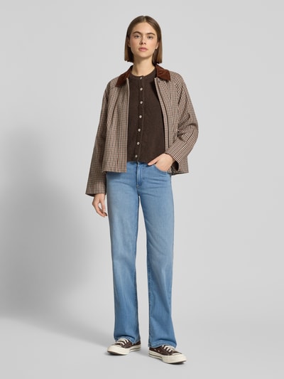 Vrouwenmodel draagt Straight Fit Jeans uit Bio-Baumwoll-Mix Model 'BLUSH' van Only, look: effen denim, 5-pocketmodel, lichtblauw, mix van biologisch katoen, labelstitching, labelpatch, riemlussen, knoop- en ritssluiting, medium taille, Ganzkörperansicht van voren.