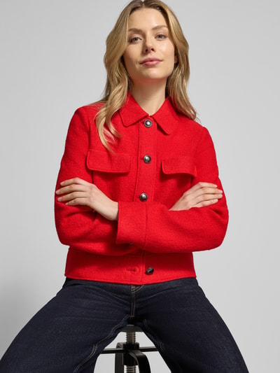 Vrouwenmodel draagt Regular Fit Jacke aus Viskose-Mix mit Woll-Anteil van Betty Barclay, felrood, opgestikte borstzakken, omgeslagen kraag, doorknoopsluiting, textuurmix, vooraanzicht bovenlichaam.