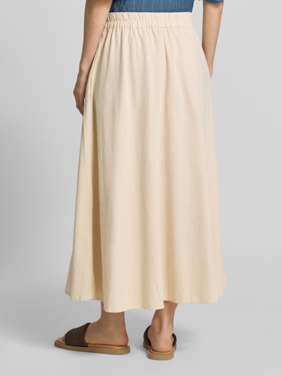 Frauenmodel trägt Maxirock aus reiner Baumwolle Modell 'CISSIE' von Soyaconcept in Beige, A-Linie, elastischer Bund, Ganzkörperansicht Rückansicht.