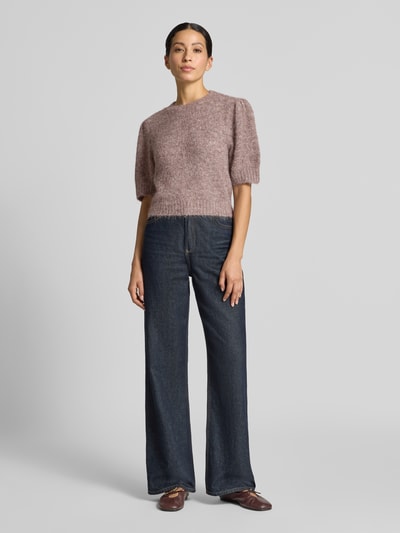 Frauenmodel trägt Regular Fit Pullover mit Woll-Anteil Modell 'NOVAH' von VERO MODA, zgaszony róż, krótki rękaw, damski sweter, Ganzkörperansicht von vorne