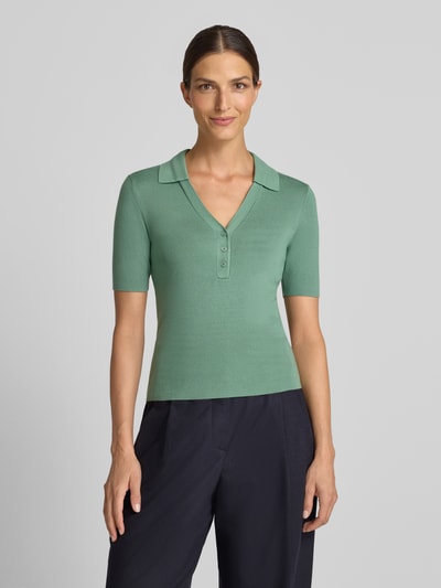 Frauenmodel trägt Regular Fit Poloshirt aus Viskose-Mix von Jake*s Collection in Mintgrün, glatte Textur, Ganzkörperansicht von vorne.