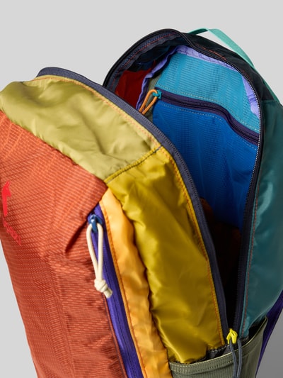 Produktfoto, Rucksack mit Logo-Print Modell 'Batac' von Cotopaxi in bunten Farben, Hauptfach mit Reißverschluss, 24 Liter, Reißverschlusstaschen, verstellbare Schulterriemen, Außen- und Innentasche, Breite 23 cm, Länge 53 cm, Tiefe 18 cm, Länge Schulterriemen 70 cm.