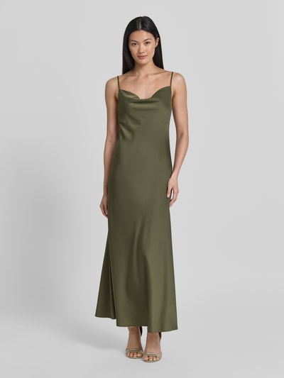 Frauenmodel trägt Cocktailkleid aus Satin mit Wasserfall-Ausschnitt von Jake*s Cocktail in Olivgrün, Gerader-Schnitt, Midikleid, Ganzkörperansicht von vorne.