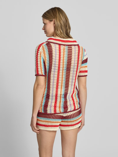 Frauenmodel trägt Strickjacke mit Kapuze Modell 'GERDI' von Topshop aus bunter Baumwolle im Allover-Look, Ganzkörperansicht Rückansicht.
