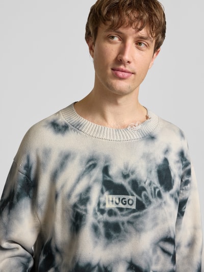 Männermodel trägt Relaxed Fit Pullover aus reiner Baumwolle Modell 'SESTROY' von Hugo Blue in Batik-Optik, Feinstrick, Nahaufnahme Oberkörper.
