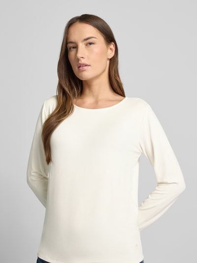 Frauenmodel trägt Relaxed Fit Longsleeve aus Viskose-Mix mit U-Boot-Ausschnitt von Fynch-Hatton, cremefarben, langärmelig, Nahaufnahme Oberkörper.