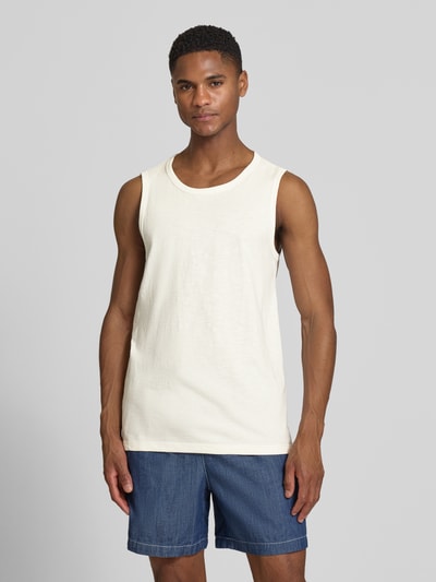 Männermodel trägt Regular Fit Tank Top aus reiner Baumwolle von s.Oliver RED LABEL in Unifarbe, breite Träger, Ganzkörperansicht von vorne.