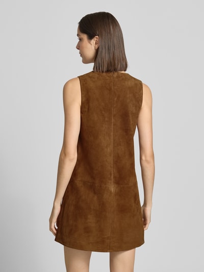 Kobiece modelka nosi Minikleid aus Leder mit V-Ausschnitt od Stefanel, brązowa skóra, prosty krój, przeszycia, widok całej sylwetki z tyłu. Długość pleców w rozmiarze 36: 83 cm, szerokość w rozmiarze 36: 44 cm.