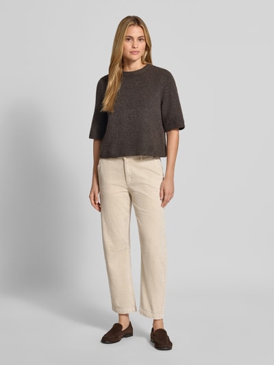 Frauenmodel trägt Barrel Fit Cordhose aus Baumwoll-Mix von Buena Vista, Cremefarben, gerade Form, weiche Cordstruktur, Ganzkörperansicht von vorne, Damen Cordhose von Buena Vista.
