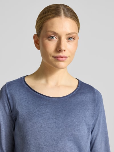 Frauenmodel trägt Longsleeve mit Rundhalsausschnitt von Smith and Soul in Blau, Baumwoll-Mix, schlichter Stoff, Nahaufnahme Oberkörper.