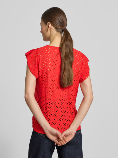 Frauenmodel trägt Damen T-Shirt von Vero Moda, Modell 'TASSA', Optik: Unifarben, Passform: Regular-Fit, Rundhals-Ausschnitt, Kurzarm, Ärmelabschluss: Frill, Materialverarbeitung: Stretch, Ganzkörperansicht Rückansicht.