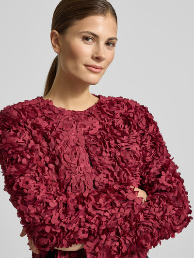 Vrouwenmodel draagt Blazer met Rundhalsausschnitt van Zero in bordeauxrood met sierdetails, regular fit, close-up bovenlichaam.