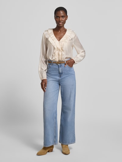 Frauenmodel trägt Regular Fit Bluse aus Lyocell-Mix mit Volants von comma in Creme mit V-Ausschnitt, Ganzkörperansicht von vorne.