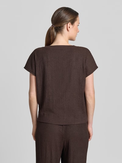 Frauenmodel trägt Regular Fit T-Shirt mit Strukturmuster Modell 'Salti' von OPUS aus Elastischer-Material-Mix in Dunkelbraun, Rückenlänge 53 cm, Rückenansicht