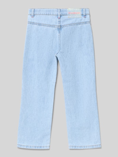 Produktfoto, jasnoniebieskie Jeansy 'Jeans mit aufgesetzten Taschen und Ziersteinbesatz' od BILLIEBLUSH z bawełny, krój regular fit, nakładane kieszenie z obszyciem ozdobnymi kamieniami, detal z logo, szerokość w rozmiarze 116: 29 cm, długość wewnętrzna nogawki 47 cm