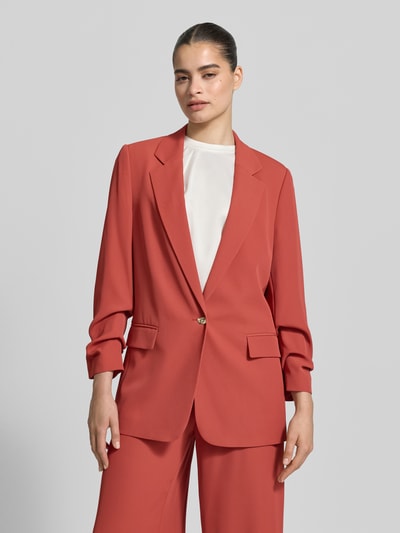 Frauenmodel trägt Oversized Blazer mit Raffungen von Jake*s Collection in Rot, Elastischer-Material-Mix, Oversized-Fit, Reverskragen, Knopfverschluss, Pattentaschen, Rückenlänge 70 cm, Brustweite 47 cm, Ärmellänge 50 cm, Ganzkörperansicht von vorne.