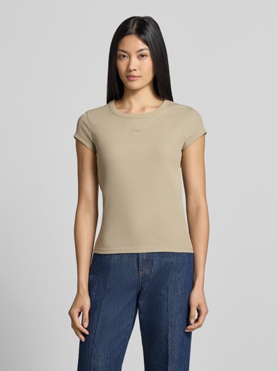 Kobiece model prezentuje t-shirt Slim Fit T-Shirt aus Baumwoll-Mix Modell 'C_Ecute' od BOSS Orange w beżowym kolorze, gładka faktura, damski t-shirt, widok całej sylwetki z przodu.