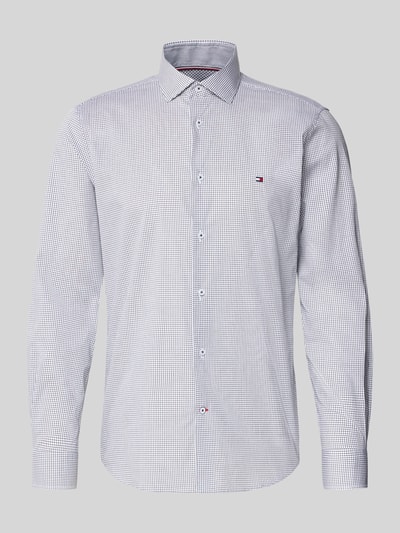 Produktfoto, Slim Fit Freizeithemd aus Baumwoll-Mix von Tommy Hilfiger Tailored mit kleinem Karo-Muster, Kentkragen, einreihige Knopfleiste, Logo-Detail, Langarm, Kombimanschette, Optik: Kariert, Materialverarbeitung: Stretch, Farbe: weiß-blau.