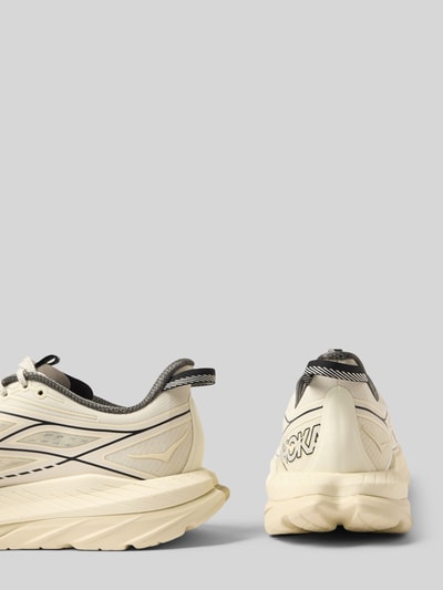 Produktfoto, Sneaker mit Label-Details und profilierter Sohle von HOKA in abgerundeter Form, cremefarben mit schwarzem Label, Größe 44, Absatzhöhe 6 cm, Schafthöhe 8 cm, Schaftweite 5 cm