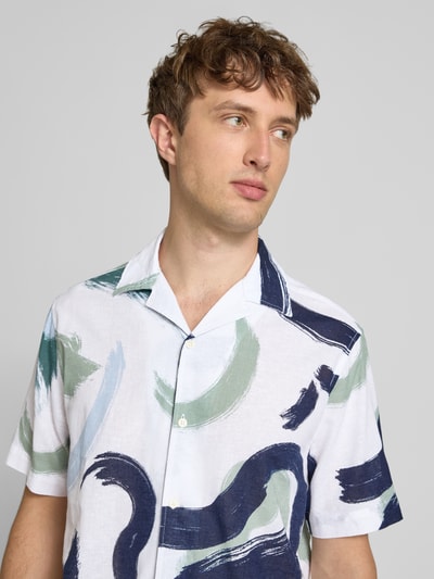 Männermodel trägt Regular Fit Freizeithemd aus Baumwoll-Leinen-Mix Modell 'CAIDEN' von Only & Sons, abstraktes Muster, Nahaufnahme Oberkörper. Herren Freizeithemd.