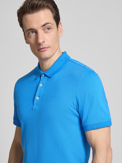 Männermodel trägt Slim Fit Poloshirt aus Baumwoll-Mix Modell 'Pete' von BRAX in Blau, Polokragen, Nahaufnahme Oberkörper, Rückenlänge 71 cm bei Größe M.