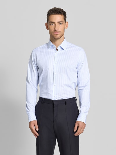Męski model nosi Regular Fit Businesshemd aus Baumwoll-Mix von BOSS, niebiesko-białe paski, krój regular fit, kent kołnierz, zapięcie na guziki, widok całej sylwetki z przodu.