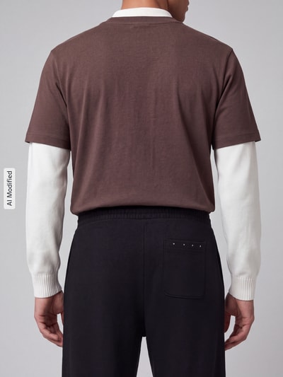 Męskamodel nosi Relaxed Fit Sweathose aus reiner Baumwolle Modell 'Devropant' od HUGO, szerokie spodnie, czarne, gładka faktura, Herren Weite Hose von HUGO, widok całej sylwetki z tyłu, KI-modifiziertes Bild