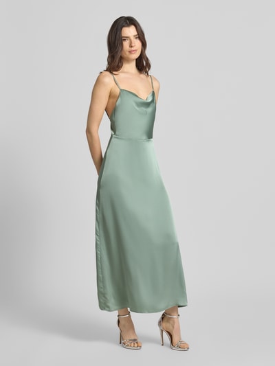 Frauenmodel trägt Regular Fit Midikleid mit Rückenausschnitt Modell 'Ravenna' von Vila aus grünem Satin mit Spaghettiträgern, Ganzkörperansicht von vorne. Rückenlänge bei Größe 36: 117 cm, Brustweite: 33 cm, mit Reißverschluss.