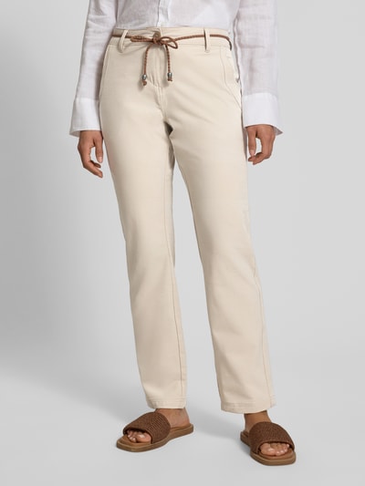 Frauenmodel trägt Stoffhose mit Bindegürtel und Eingrifftaschen von G.I.G.A. DX in Beige, Baumwoll-Mix, Straight Fit, Nahaufnahme Oberkörper