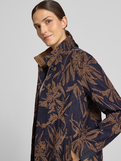 Frauenmodel trägt Relaxed Fit Mantel mit Baumwoll-Viskose-Anteil von White Label, floraler Allover-Print in Braun auf Dunkelblau, Nahaufnahme Oberkörper. Rückenlänge 89 cm, Brustweite 48 cm, Ärmellänge 63 cm, Material-Mix.