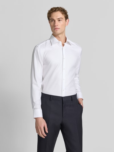Männermodel trägt weißes Slim-Fit Businesshemd aus reiner Baumwolle Modell 'H-HANK-K' von BOSS, Herren Businesshemd, Ganzkörperansicht von vorne.
