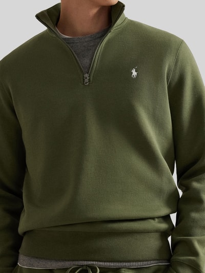 Männermodel trägt Regular Fit Sweatshirt aus Baumwoll-Mix von Polo Ralph Lauren, Optik: Unifarben, Passform: Regular-Fit, Logo-Stitching, Kragenform: Troyer, Ärmelform: Langarm, Material: Baumwoll-Mix, Nahaufnahme Oberkörper