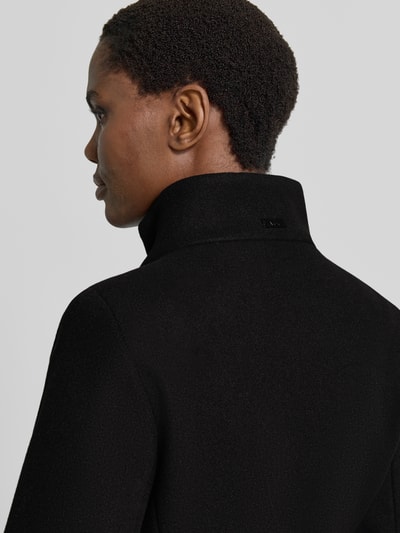 Frauenmodel trägt Mantel mit Woll-Anteil und Stehkragen von CINQUE, Stoff in Schwarz, strukturierte Oberfläche, Material-Mix, Detailaufnahme Rückansicht.