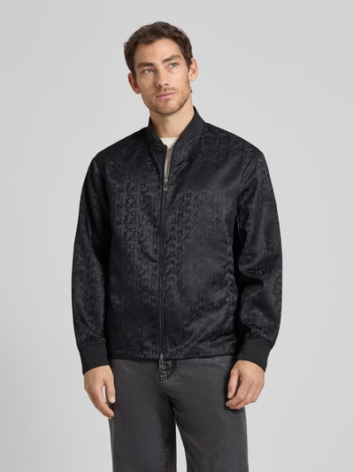 Mannenmodel draagt Blouson mit Zweiwege-Reißverschluss van ARMANI EXCHANGE in zwart met rechte pasvorm, geribbelde boorden, korte opstaande kraag, vooraanzicht volledige lichaamsopname.