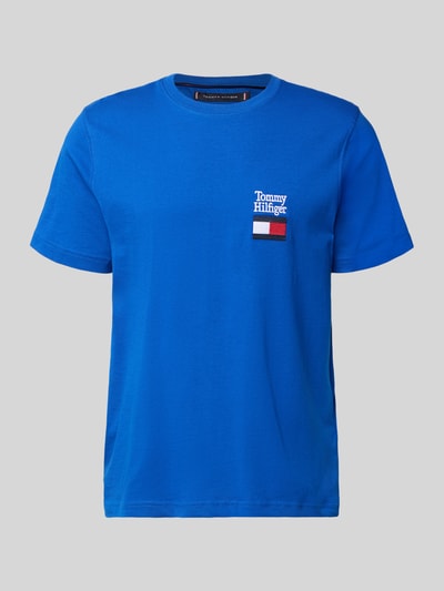 Produktfoto, Regular Fit T-Shirt aus reiner Baumwolle Modell 'BRAND LOVE TEXT' von Tommy Hilfiger in Optik: Unifarben mit Label-Stitching und Logo-Stitching, Rundhals, Kurzarm, Stoff mit glatter Textur, Herren T-Shirt