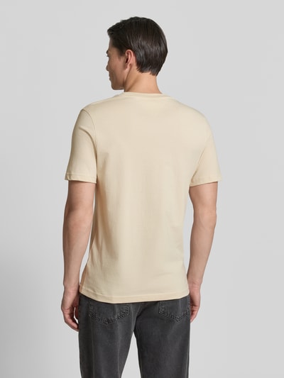 Männermodel trägt Regular Fit T-Shirt aus reiner Baumwolle von Tommy Hilfiger, unifarben, Label Print, kurzarm, Rückansicht Ganzkörperansicht.